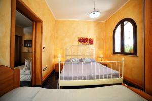 a bedroom with a bed and a window and a mirror at Villetta mare Salento in Patù