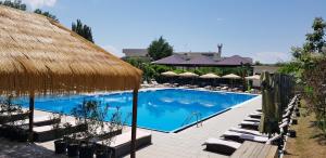 Bassein majutusasutuses Cross Resort Hotel või selle lähedal