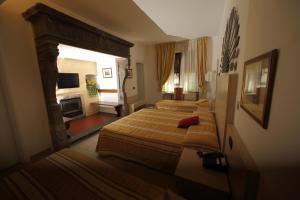 Ένα ή περισσότερα κρεβάτια σε δωμάτιο στο Hotel Fioroni +48 φωτογραφίες