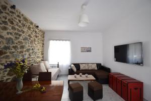 ein Wohnzimmer mit einem Sofa und einem Tisch in der Unterkunft Prigipas Home in Glinado Naxos