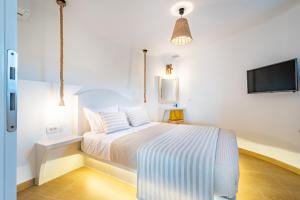 Een bed of bedden in een kamer bij Klimata House - Private Jacuzzi Pool & BBQ Villa