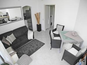 sala de estar con sofá y mesa en Casa Albaredo App 2309, en Brione sopra Minusio