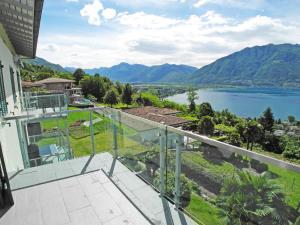 balcón con vistas al lago y a las montañas en Casa Albaredo App 2309, en Brione sopra Minusio