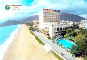 z powietrza widok na hotel i plażę w obiekcie Hoang Yen Hotel w mieście Quy Nhơn