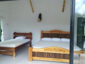 a bedroom with two beds and a window at Finca Panaca Herrería 8 in Quimbaya