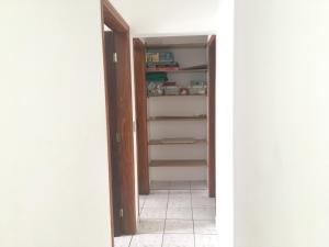 einen Flur mit einer Tür, die zu einem Vorratsraum führt in der Unterkunft Acomodação no paraíso in Ubatuba