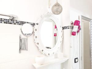 ガリポリにあるB&B Lidoのバスルーム(白い鏡、シンク付)