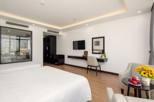 Sjónvarps- og/eða afþreyingartæki á Golden Line Hotel Danang