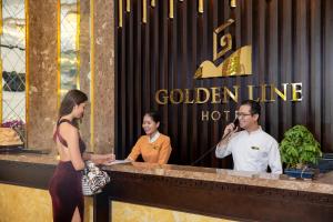 Starfsfólk á Golden Line Hotel Danang