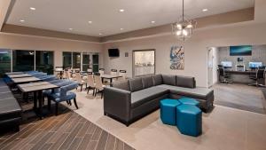 A seating area at Best Western Plus Parkside Inn & Suites