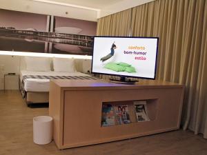 Televízia a/alebo spoločenská miestnosť v ubytovaní ibis Styles Brasilia Aeroporto