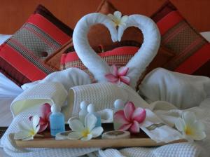 Een bed of bedden in een kamer bij Khong Chiam Orchid Riverside Resort
