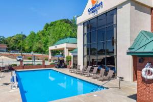 une piscine en face d'un hôtel dans l'établissement Comfort Inn Douglasville - Atlanta West, à Douglasville