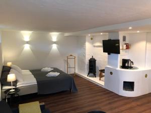 pokój hotelowy z łóżkiem i telewizorem oraz pokój w obiekcie Stava Mosters w mieście Maarianhamina