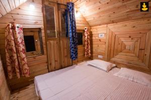 Кровать или кровати в номере LivingStone Ojuven Treehouses