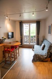 ein Wohnzimmer mit einem Sofa und einem Tisch in der Unterkunft Apartment Courmayeur in Chamonix-Mont-Blanc