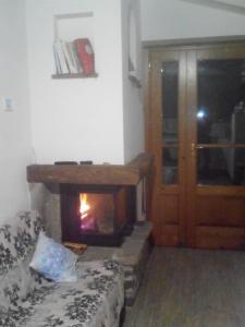 - un salon avec une cheminée et un canapé dans l'établissement Casa Renacci, à Subbiano