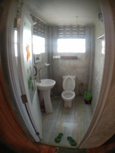 ein kleines Badezimmer mit Toilette und Waschbecken in der Unterkunft Slowlife House Ayothaya in Phra Nakhon Si Ayutthaya