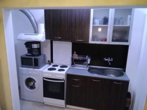 A kitchen or kitchenette at Apartment Nedyalkov