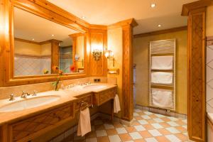 普拉赫的住宿－塞特納霍夫酒店，一间带水槽和镜子的浴室