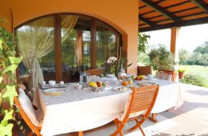 una mesa con comida en el patio en B&B Rosaverde, en Mulazzano