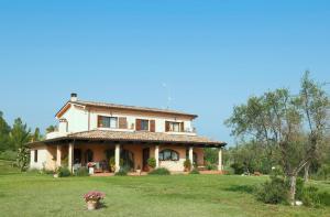 a large house in a field with a yard at B&B Rosaverde in Mulazzano
