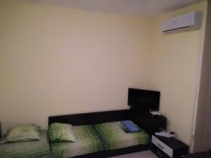 A bed or beds in a room at Apartment Nedyalkov