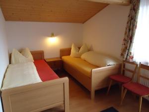 Łóżko lub łóżka w pokoju w obiekcie Gästehaus Birkenheim