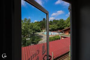 una finestra con vista sulla piscina di Camping Miraflores a Rapallo