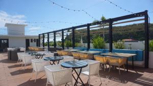 - un ensemble de tables et de chaises sur une terrasse dans l'établissement Ferra Hotel and Garden Suites, à Boracay