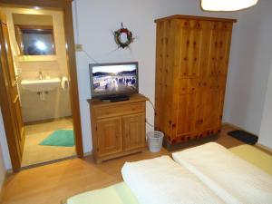 Telewizja i/lub zestaw kina domowego w obiekcie Gästehaus Birkenheim