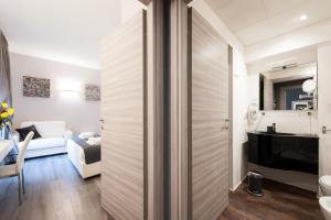 A television and/or entertainment centre at Brunelleschi Holidays Hostel