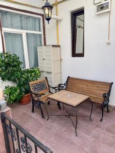 een bank en een tafel op een patio bij Eroilor Apartment in Cluj-Napoca