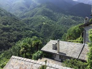 einen Blick auf die Berge von einem Haus aus in der Unterkunft Casa Tita in Intragna
