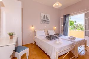 sypialnia z dwoma łóżkami i oknem w obiekcie Relax Studios Corfu w Rodzie