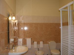 A bathroom at Il Gattopardo House