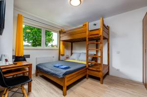 Llit o llits en una habitació de Lawendowy Zakatek