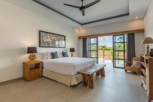 スミニャックにあるVilla Jamuの大きなベッドとバルコニーのある寝室 +83枚の写真