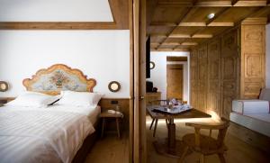 Кровать или кровати в номере Hotel Cortina