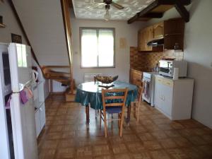 A kitchen or kitchenette at La Grand' Borne