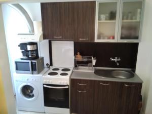 A kitchen or kitchenette at Apartment Nedyalkov