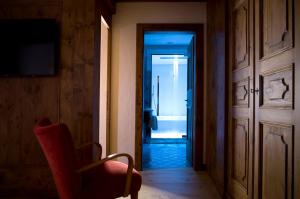 un pasillo con una puerta que conduce a un baño en Hotel Cortina, en Cortina dʼAmpezzo