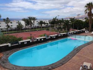 duży błękitny basen obok kortu tenisowego w obiekcie CDM, Puerto del Carmen, entre Playa Chica y Playa Grande w Puerto del Carmen
