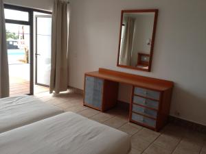 sypialnia z łóżkiem i komodą z lustrem w obiekcie CDM, Puerto del Carmen, entre Playa Chica y Playa Grande w Puerto del Carmen +4 zdjęcia