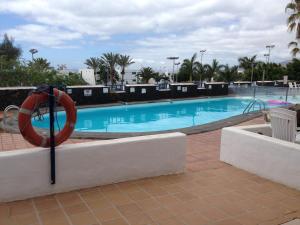 duży basen z pierścieniem ratującym życie w środku w obiekcie CDM, Puerto del Carmen, entre Playa Chica y Playa Grande w Puerto del Carmen