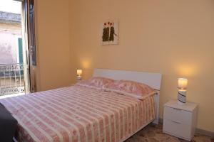 sypialnia z łóżkiem i oknem w obiekcie strada del corso da Alberto w mieście Avola