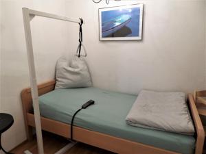 een klein bed in een kleine kamer met: bij Beim Wels in Bad Zwischenahn