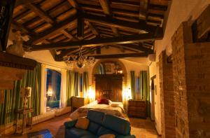 1 dormitorio con 1 cama y 1 sofá azul en Azzurro di Vallepietra, en Camporotondo di Fiastrone