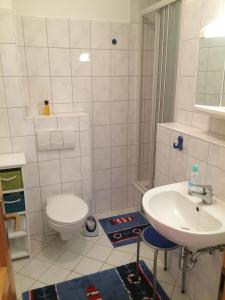 オストゼーバート・カールスハーゲンにあるFewo Marina 8_GLASのバスルーム(トイレ、洗面台付)
