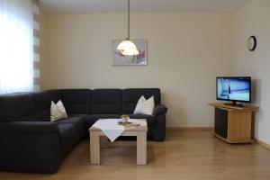 uma sala de estar com um sofá e uma mesa de centro em Bio-Hotel Melter em Bad Laer
